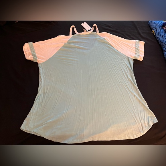 Women’s No Comment Plus Tiffany blue and white cut out shoulder top in 3x NWT - Picture 6 of 10